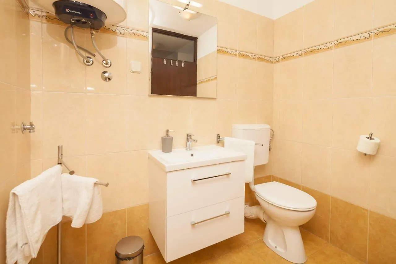 Apartman Ester Pola 0*,  Croazia