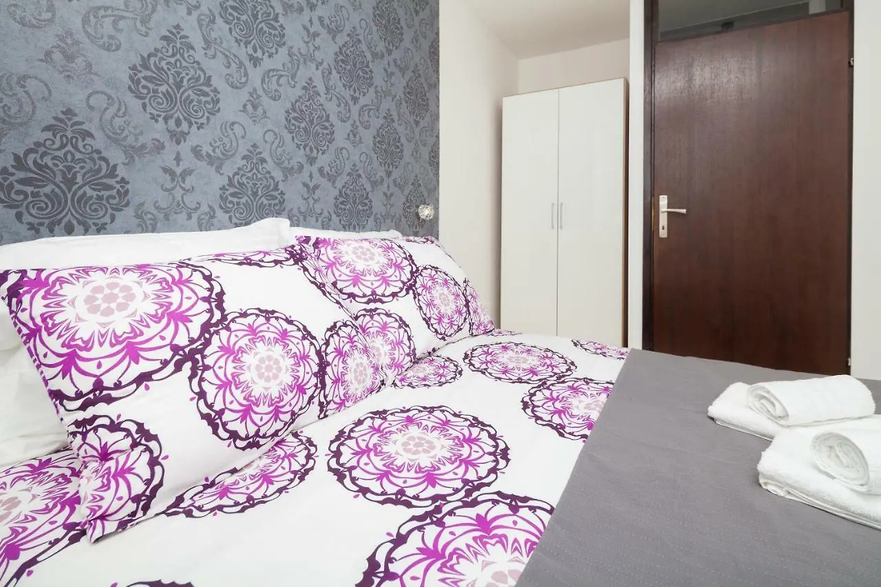 Apartman Ester Pula 0*,  Croatia
